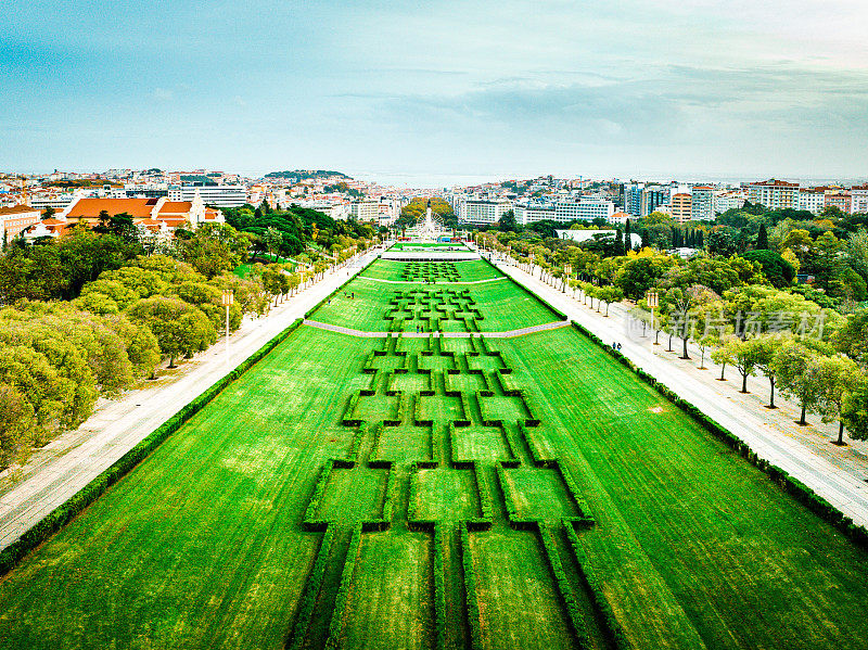 爱德华多七世公园是里斯本最大的公园。场地毗邻Praca do Marques de Pombal和南部的Avenida da Liberdade